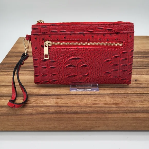 Elegant Faux Crocodile-Embossed Women's Wristlet - Picture 2 of 3